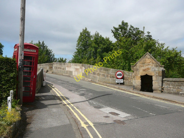 Photo 6"x4" Baslow Old Bridge and watchman's guard house Baslow c2010