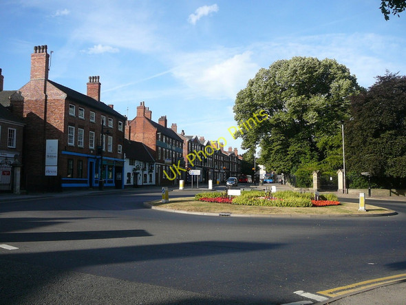 Photo 6"x4" The roundabout at the junction of Castle Gate and Bar Gate, Newark on Trent. Newark-on-Trent c2010