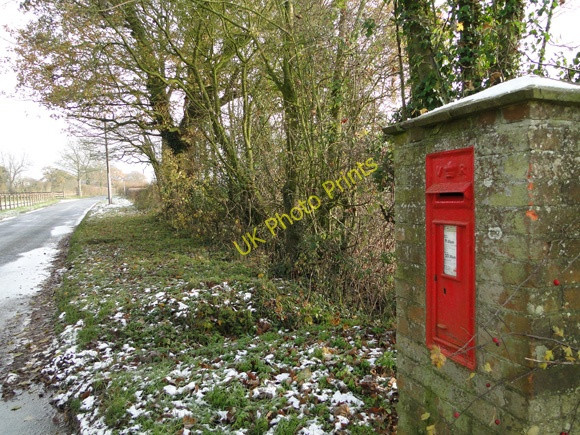 Photo 6"x4" Victorian postbox Little Whittingham Green c2010