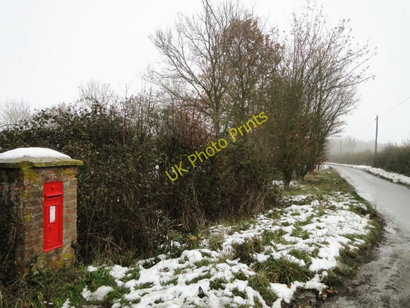 Photo 6"x4" VR postbox in Darrow Green Road, Denton, Norfolk Denton\/TM2788 c2010