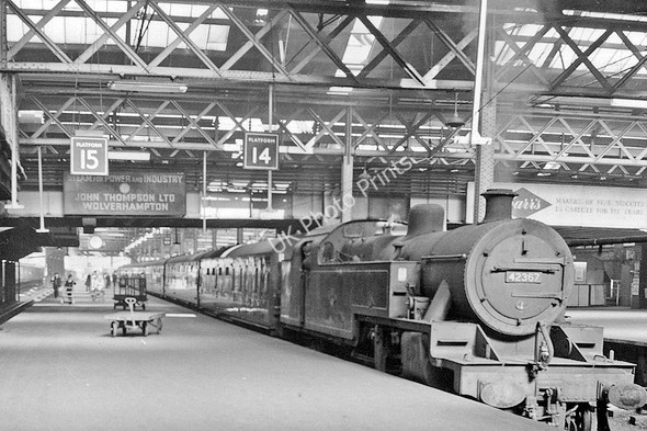Photo 6"x4" Euston Station, departure Platforms 14 and 15, with the empty stock of a Down express London c1962