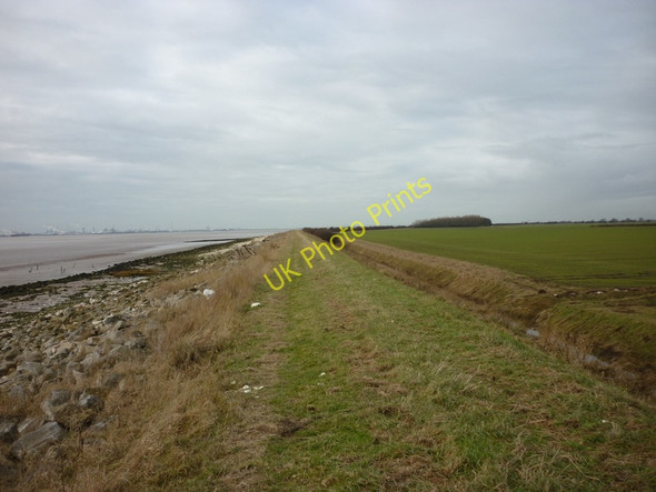 Photo 6"x4" Walking west along the River Humber Sunk Island c2011