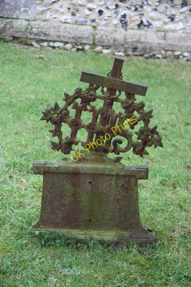 Photo 6"x4" St Mary, Strethall, Essex - Churchyard grave marker Strethall c2011