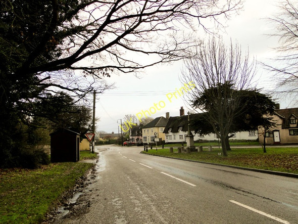 Photo 6"x4" Bus shelter and War Memorial in South Lopham South Lopham c2011