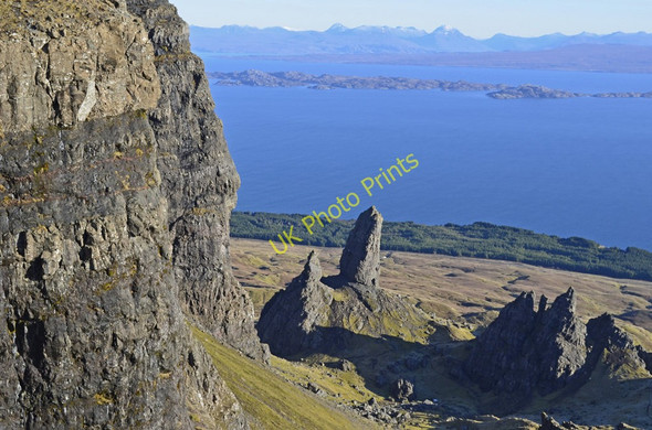 Photo 6"x4" Pinnacles below the east face of the Storr Coire Faoin\/NG4953 c2011