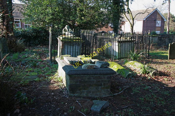 Photo 6"x4" St Mary-at-Finchley, Hendon Lane - Churchyard Finchley c2011 P1