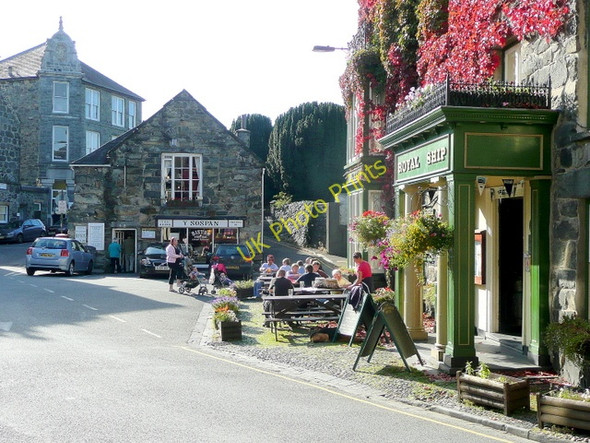 Photo 6"x4" Scene outside the Royal Ship 1 Dolgellau c2009