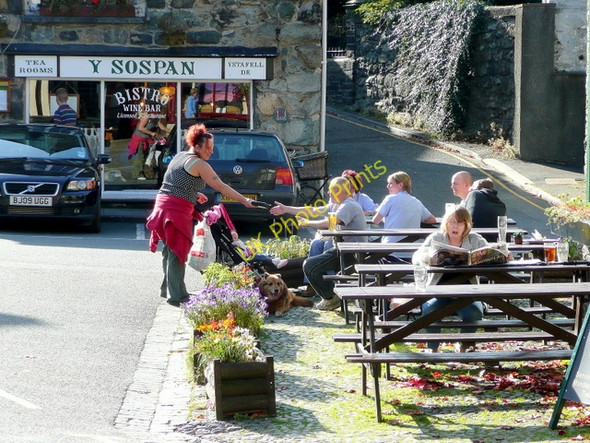 Photo 6"x4" Scene outside the Royal Ship 2 Dolgellau c2009