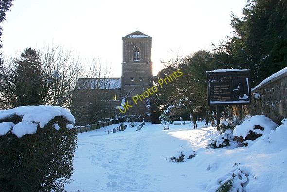 Photo 6"x4" Little Malvern Priory church in the snow Upper Welland c2010