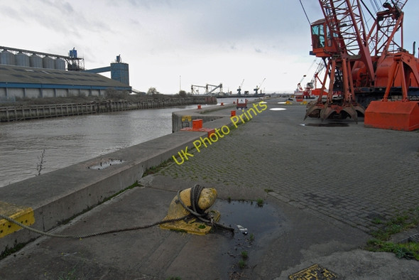 Photo 6"x4" Deserted Quayside at New Holland Dock New Holland\/TA0823 c2009