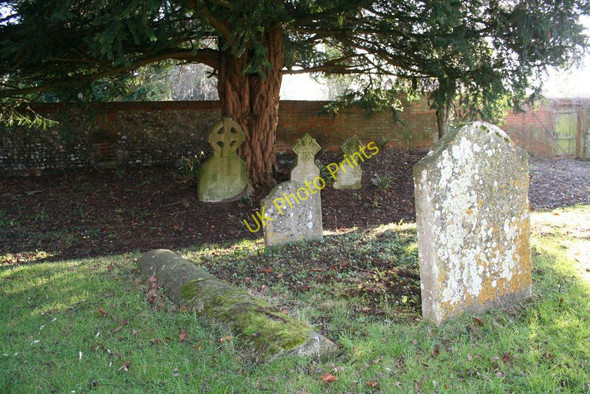 Photo 6"x4" Graves under the yew Brightwell-cum-Sotwell c2010