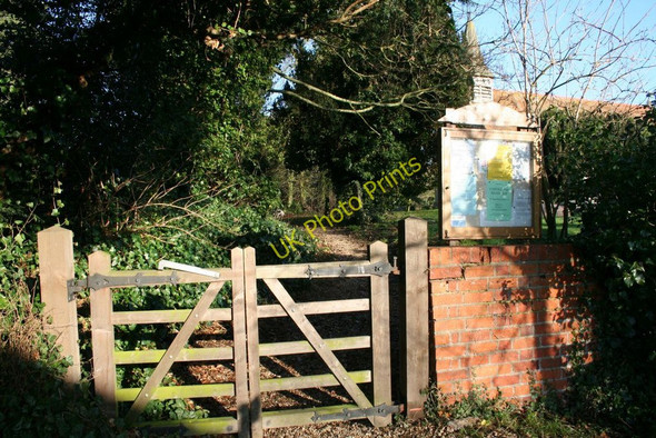 Photo 6"x4" Gates to the church Wallingford c2010