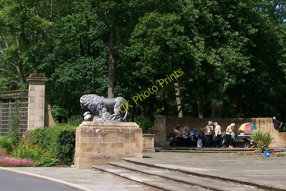 Photo 6"x4" Lion and Ladies, Stanley Park, Blackpool Blackpool\/SD3136 c2009