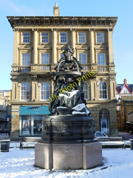 Photo 6"x4" Statue of Queen Victoria, St Nicholas Square Newcastle upon Tyne c2010