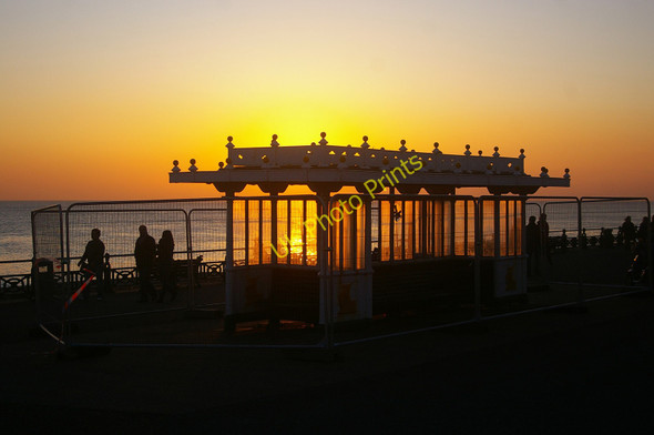 Photo 6"x4" Disused shelter in the evening sun, Brighton-Hove beach Hove c2010