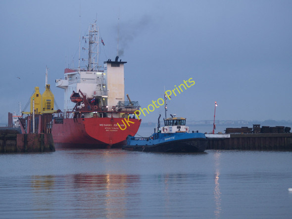 Photo 6"x4" MEKHANIK PYATLIN enters New Holland Dock New Holland\/TA0823 c2010