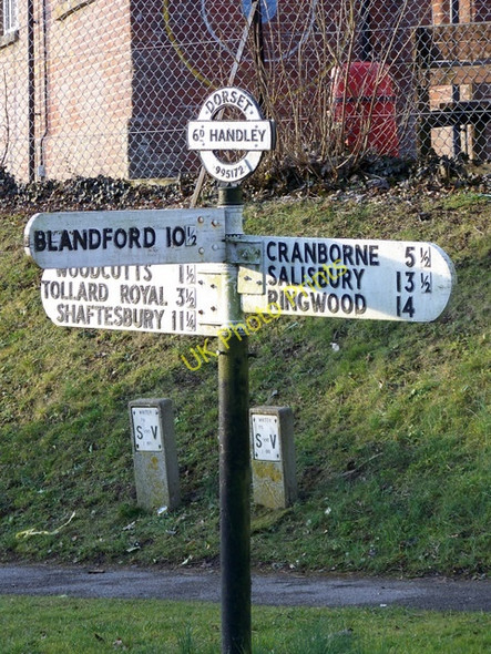 Photo 6"x4" Finger post, Sixpenny Handley Sixpenny Handley c2010