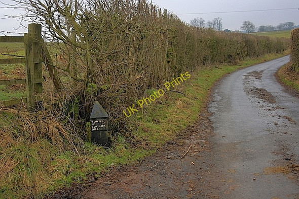 Photo 6"x4" Cast Iron Boundary Post Thorpe\/NY4926 c2010