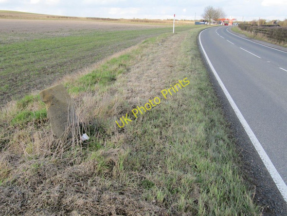 Photo 6"x4" Milestone on the bend South Stoke\/SU5983 c2010