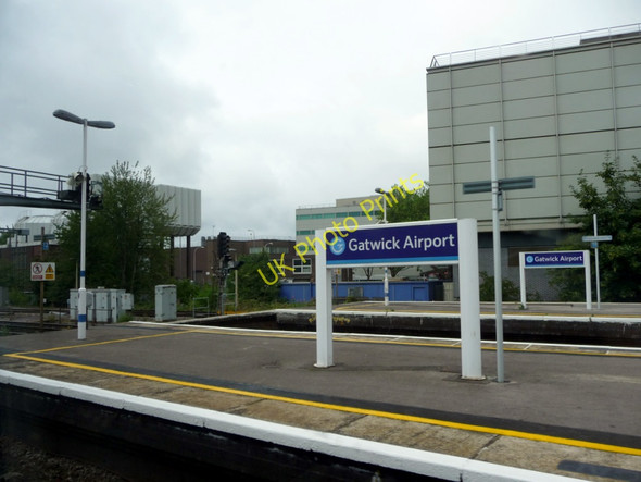 Photo 6"x4" Gatwick Airport Station Horley\/TQ2843 c2009