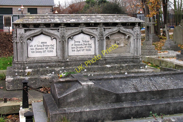 Photo 6"x4" St George, Castle Way, Hanworth - Churchyard Feltham\/TQ1073 c2004