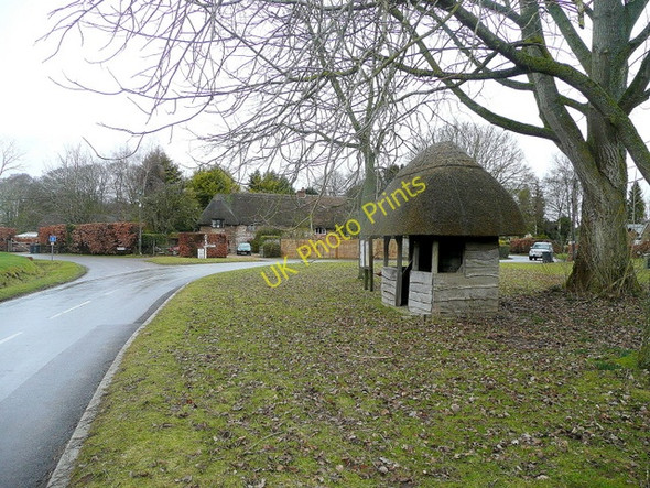 Photo 6"x4" Kimpton thatched bus shelter Kimpton\/SU2846 c2010