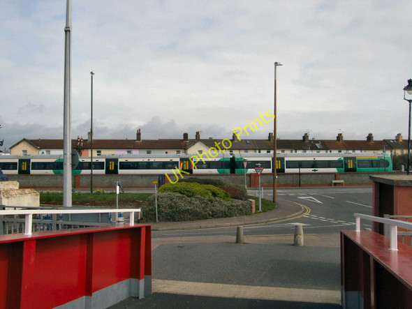 Photo 6"x4" Train in Littlehampton Station Littlehampton c2010