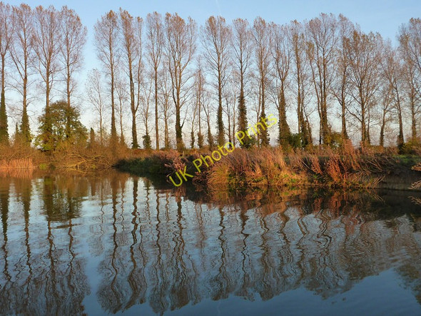 Photo 6"x4" River Thames downstream of St John's Bridge Lechlade on Thames c2009