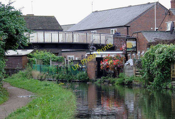 Photo 6"x4" Footbridge and canalside pub in Stourport, Worcestershire Stourport-on-Severn c2010