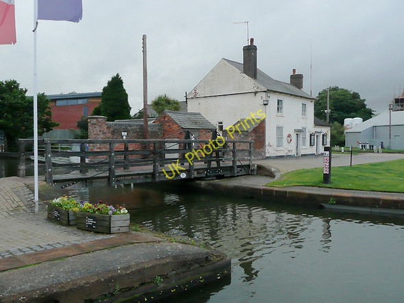 Photo 6"x4" Swing bridge and old cottage, Diglis Basin in Worcester Worcester c2010