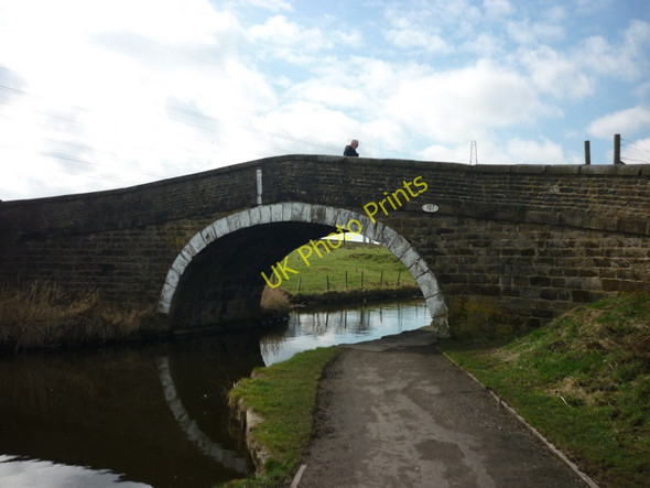 Photo 6"x4" Leeds and Liverpool Canal Bridge #107 Rishton c2011