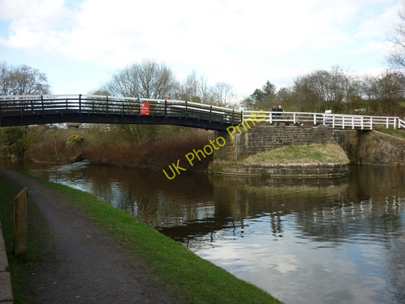 Photo 6"x4" A footbridge over the Leeds and Liverpool Canal Johnson's Hillock c2011