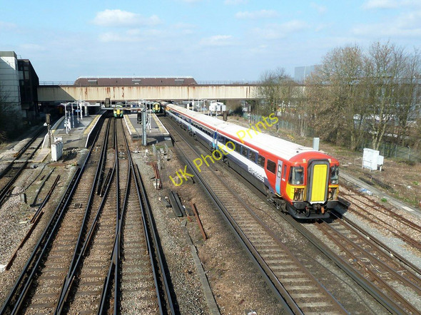 Photo 6"x4" Train entering Gatwick Airport Railway Station Horley\/TQ2843 c2011
