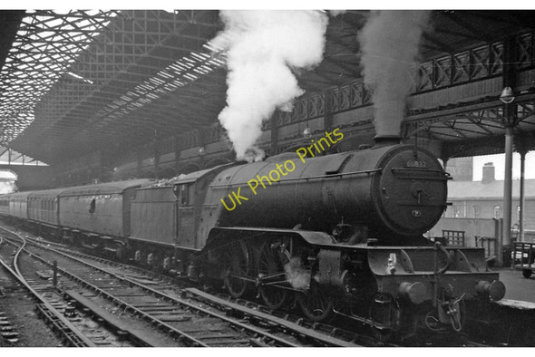 Photo 6"x4" Leeds Central Station, with a V2 on empty stock Leeds\/SE3034 c1961