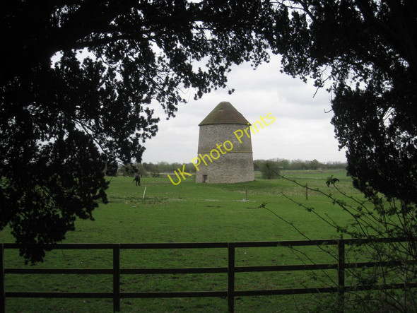 Photo 6"x4" Sibthorpe dovecote seen between the churchyard yews Sibthorpe\/SK7645 c2011