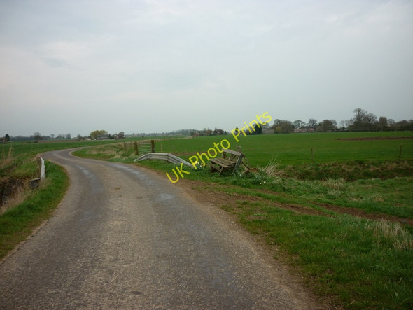 Photo 6"x4" A bench on New Lane, Reedness Little Reedness c2011