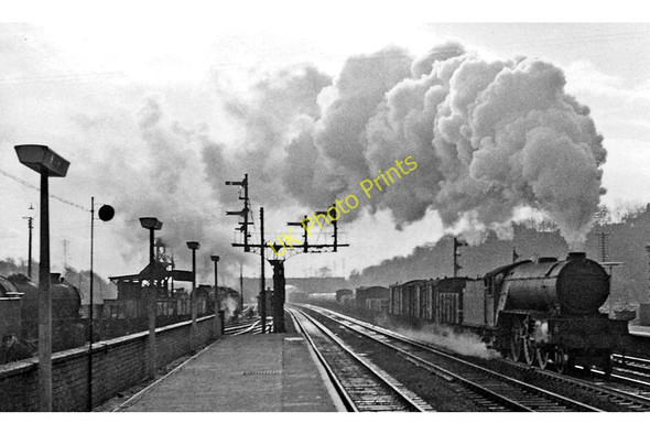 Photo 6"x4" A Down freight rushes through Hitchin station Hitchin c1957