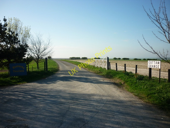Photo 6"x4" A footpath leading to Cottam Grange Langtoft\/TA0166 c2011