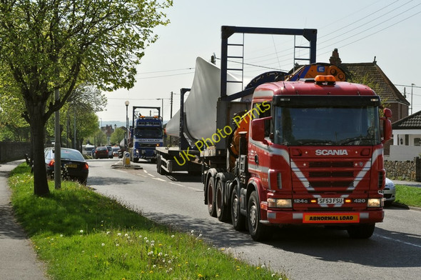 Photo 6"x4" Wind turbine blades passing through Braunton on their way to the Fullabrook Down wind farm Braunton c2011