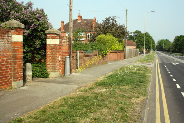 Photo 6"x4" Berkeley Avenue at junction with footpath to Benyon Court Reading c2011