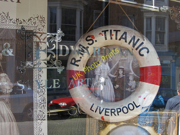 Photo 6"x4" Shop window, Scarborough Scarborough\/TA0388 c2011