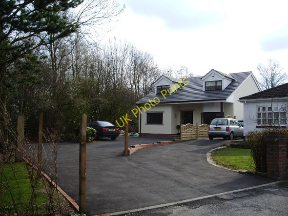 Photo 6"x4" Squeezed in at the end of the line Clayton-Le-Moors c2008