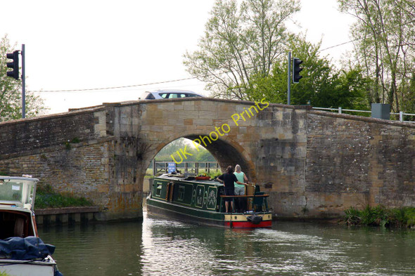 Photo 6"x4" A narrowboat passes under Radcot Bridge Radcot c2011