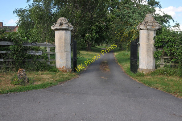 Photo 6"x4" Gate pillars, Bevington Hall Cock Bevington c2011