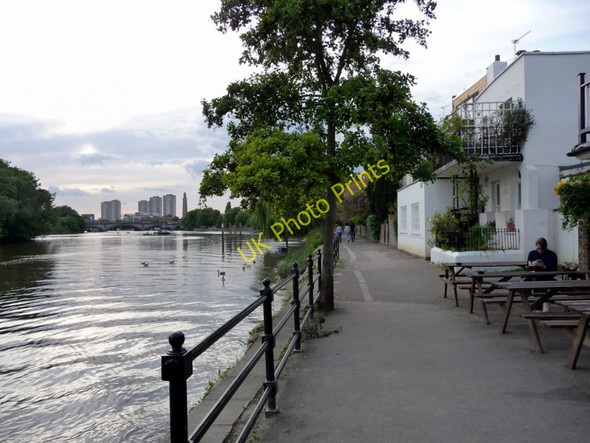 Photo 6"x4" Towpath, North Bank of The Thames at Kew Brentford c2011