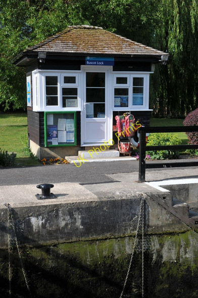 Photo 6"x4" Lock keeper's hut, Buscot Lock Lechlade on Thames c2011