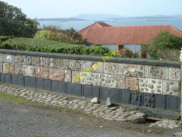 Photo 6"x4" Unique garden wall Roghadal c2011
