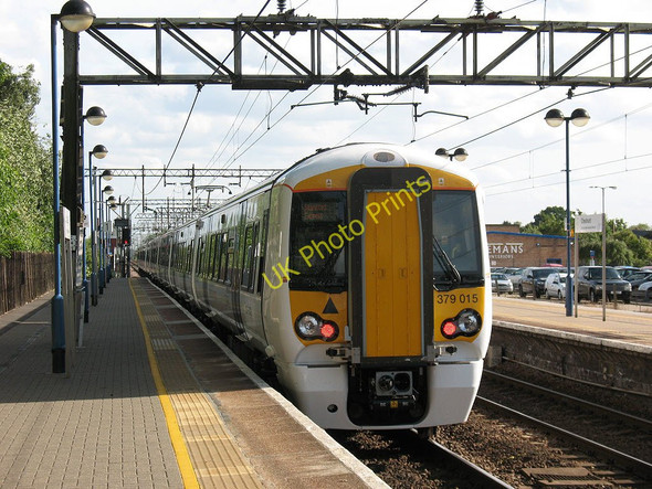 Photo 6"x4" New train at Cheshunt Cheshunt c2011