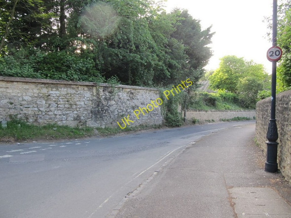 Photo 6"x4" Bending round the wall Headington c2011