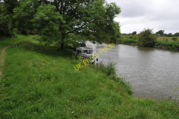 Photo 6"x4" Moored on the Thames Swinford\/SP4408 c2011